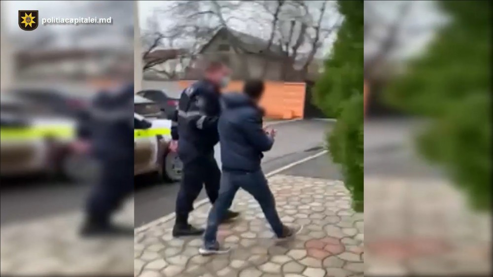 I-a angajat pentru a face curățenie în garaj, dar s-a ales cu prejudiciu de 279 020 lei. Trei tineri, reținuți pentru furt